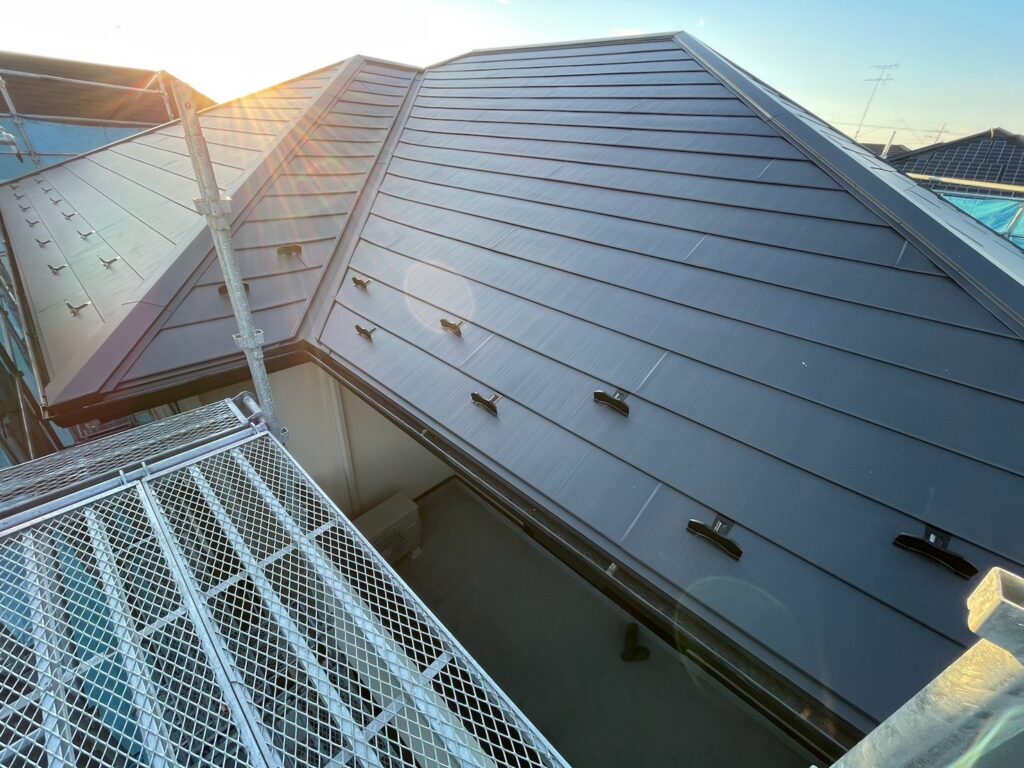 施工完了：南面<br />
これで屋根が剝がれる心配もなくなりました!!